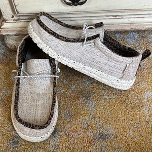 Cute size 8 leopard wally hey dudes Euc